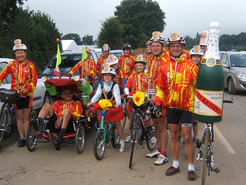 2011-08-07 80 Tous equipes pour le defile.JPG